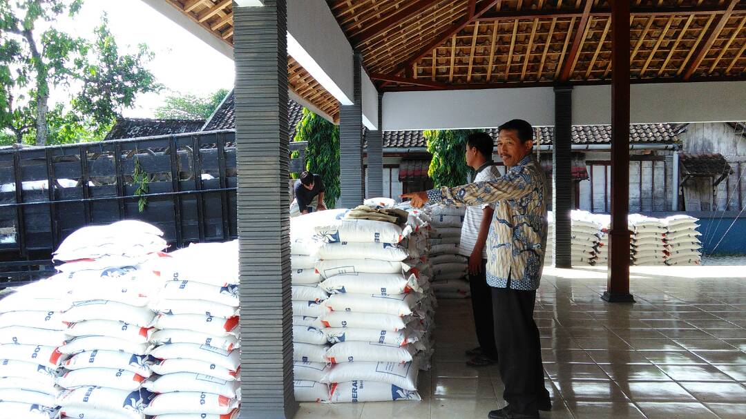Pembagian Beras Rastra di 16 Desa