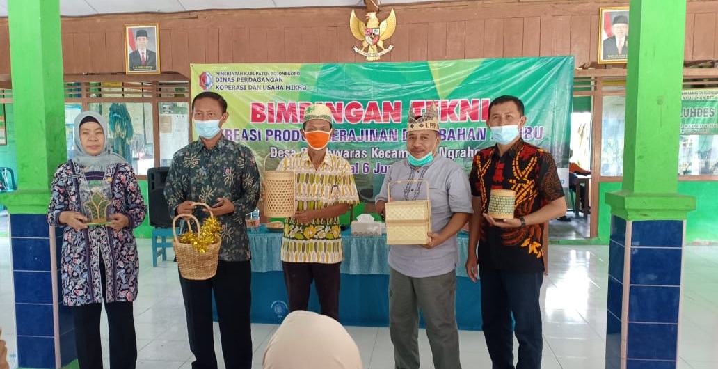 Dinas Perdagangan Koperasi dan Usaha Mikro Kabupaten Bojonegoro Bimbing Pengrajin Bamboe Lestari