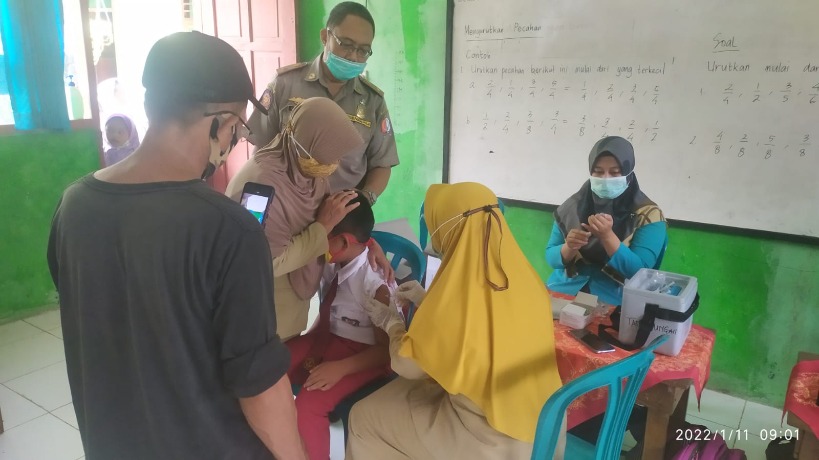 MURID SD DI DESA TANGGUNGAN KEC. NGRAHO MELAKSANAKAN VAKSIN DOSIS PERTAMA