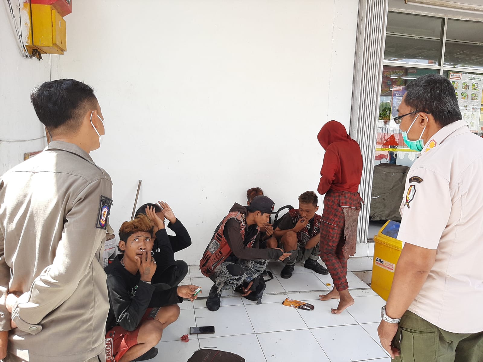 Penertiban Anak Punk di Alfamart