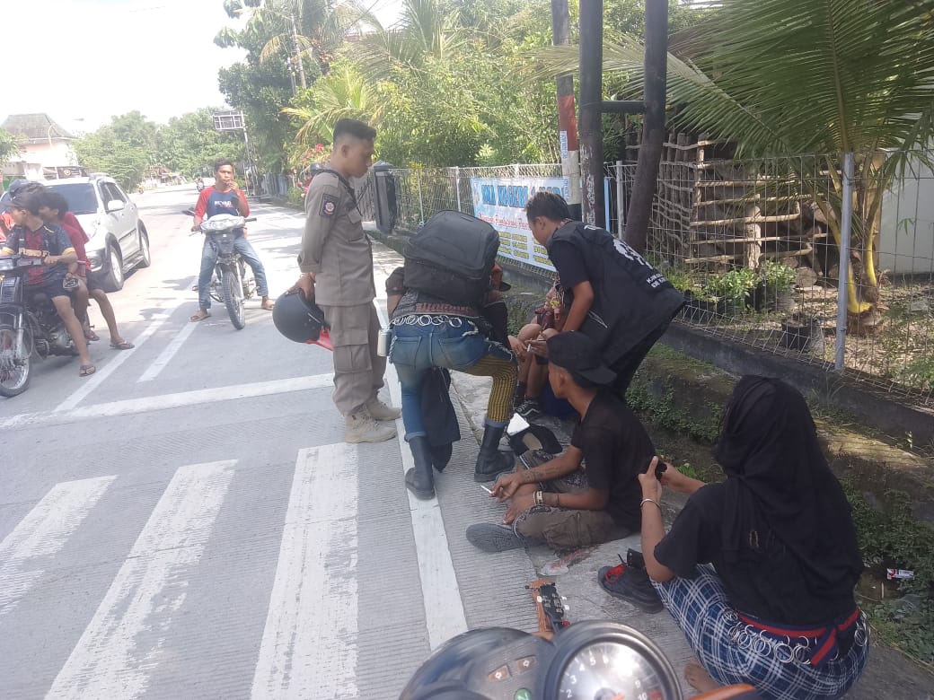 PENERTIBAN ANAK PUNK DI LAMPU MERAH