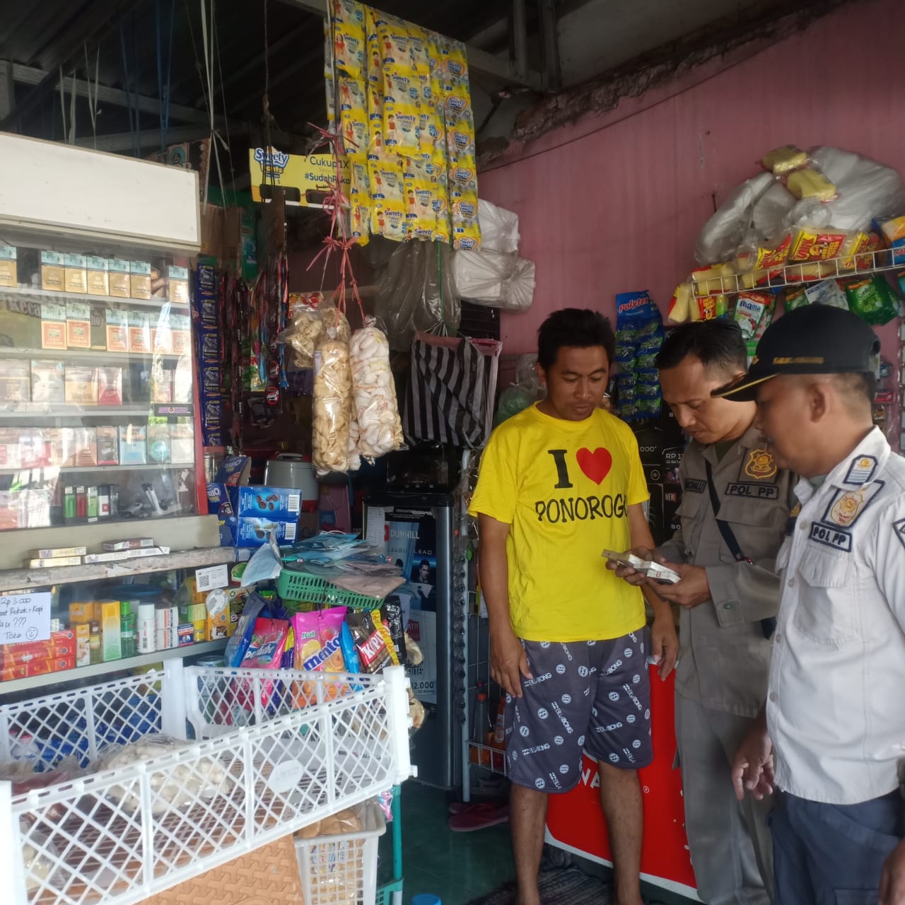 Penertiban Banner dan Rokok Ilegal