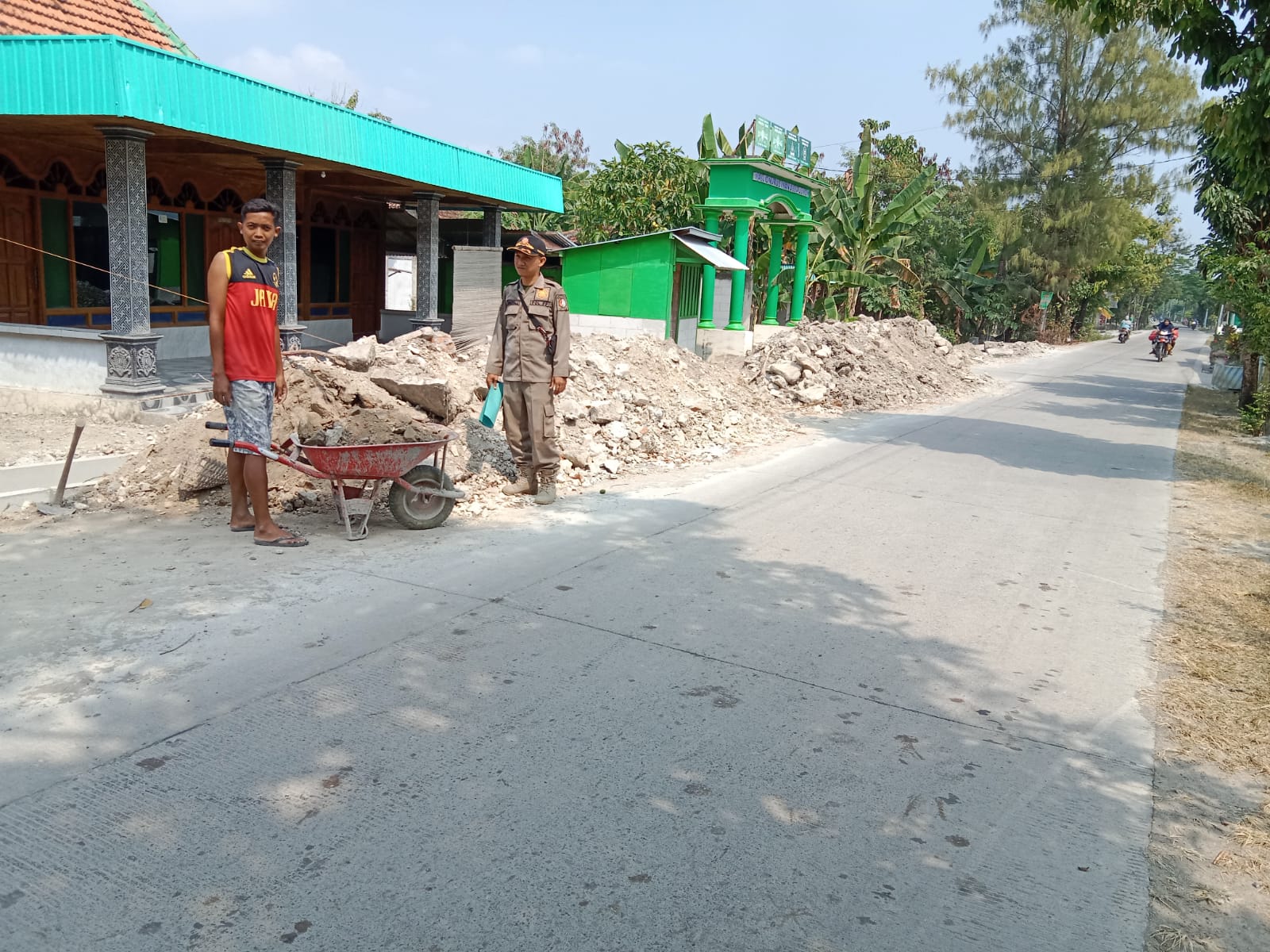 PENERTIBAN MATERIAL PEMBANGUNAN DIBAHU JALAN