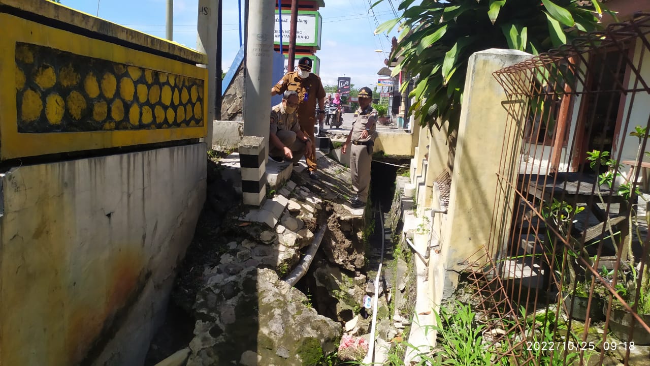Check Bahu Jembatan Ambrol