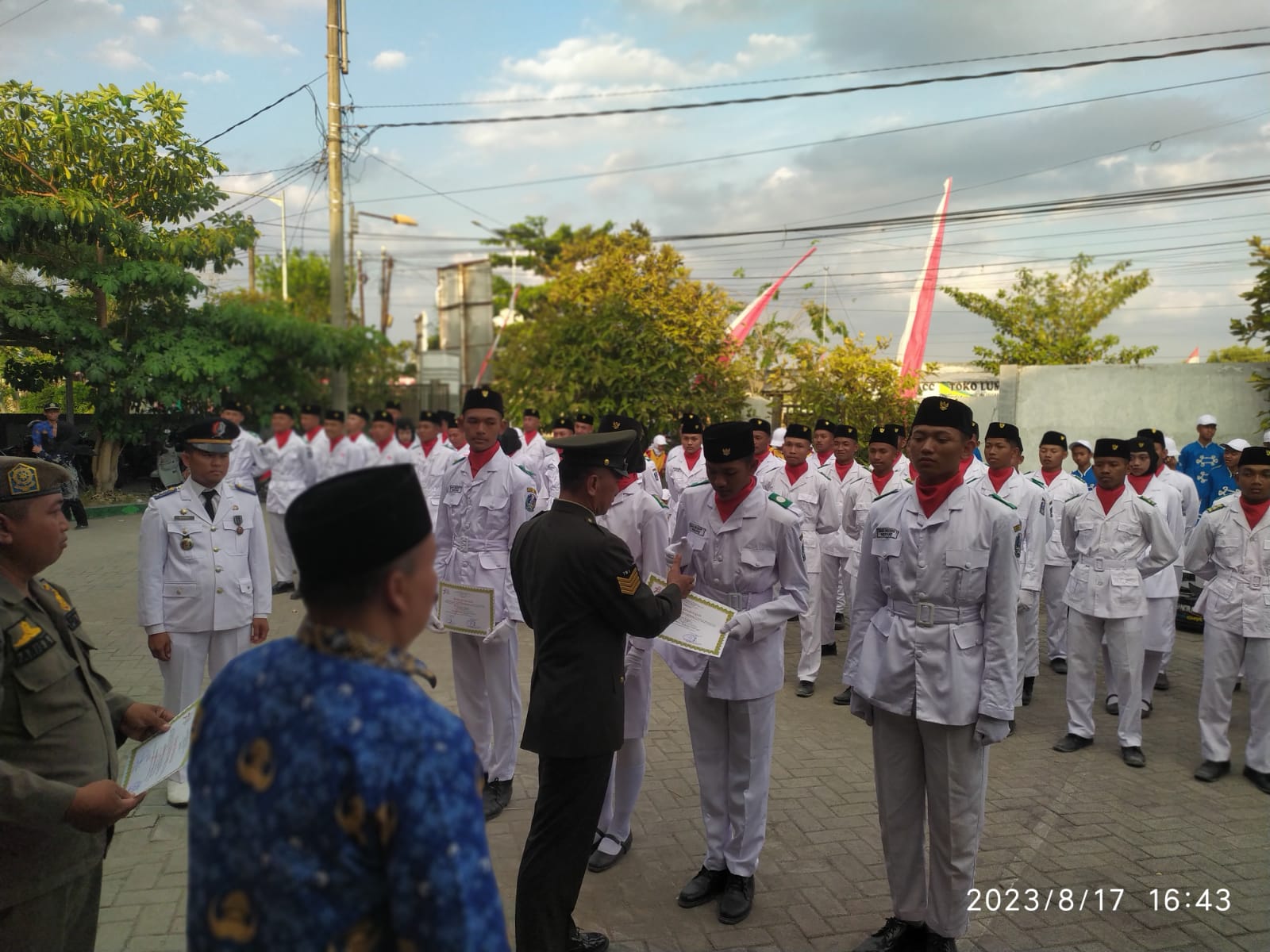 Upacara Penurunan Bendera Merah Putih Meriahkan Peringatan HUT RI Ke-78 Kecamatan