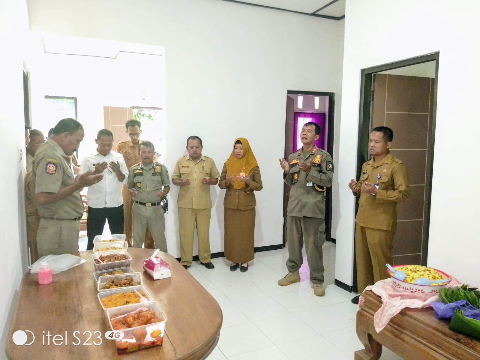 Kebersamaan Camat Ngraho bersama Staf