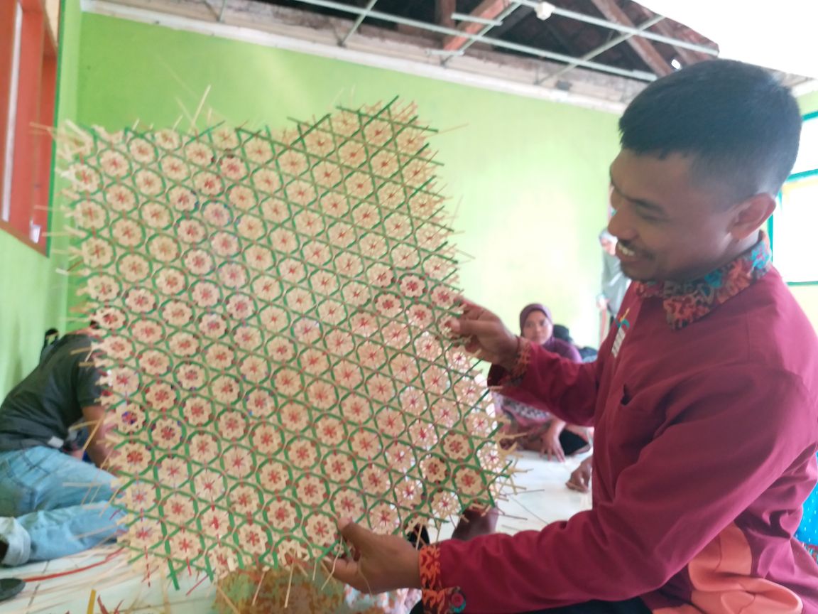 Pelatihan Kerajinan Bambu di Desa Sugihwaras