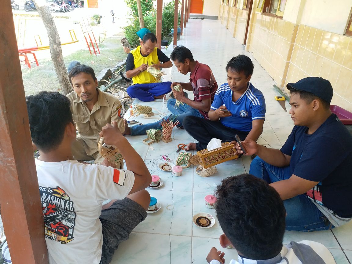 Pelatihan Kerajinan Bambu di Desa Sugihwaras