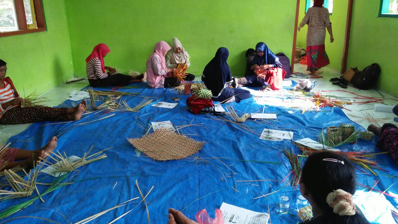 Pelatihan Kerajinan Bambu di Desa Sugihwaras