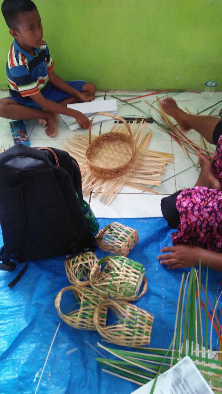 Pelatihan Kerajinan Bambu di Desa Sugihwaras