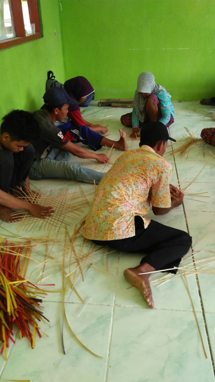 Pelatihan Kerajinan Bambu di Desa Sugihwaras