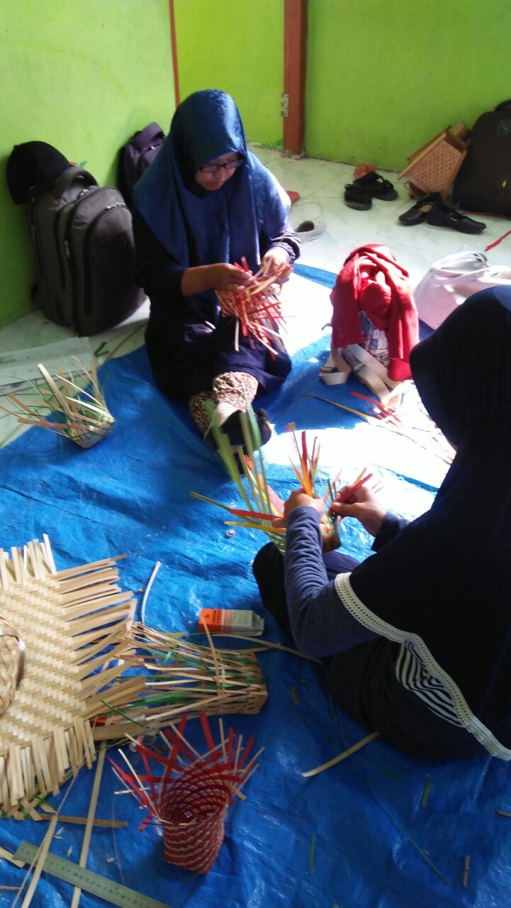 Pelatihan Kerajinan Bambu di Desa Sugihwaras